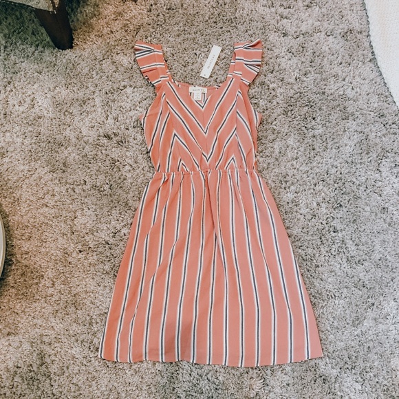 Monteau Dresses & Skirts - MONTEAU DRESS WITH RUFFLE SLEEVES